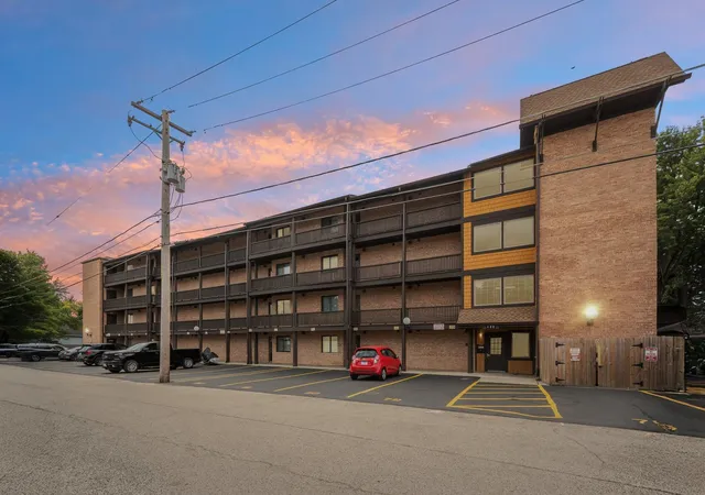2nd image of 460 N Main St, Wauconda, IL 60084