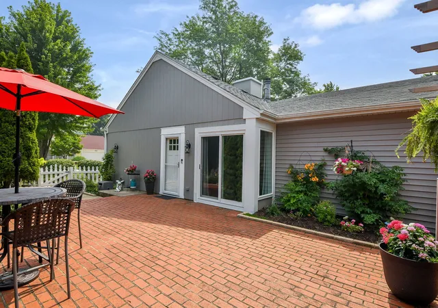 2nd image of 925 Churchill Dr, Naperville, IL 60563 | MLS# 12706519