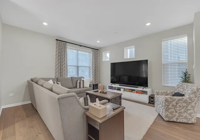 3rd image of 1546 Slade Wy, Des Plaines, IL 60018 | MLS# 12706665