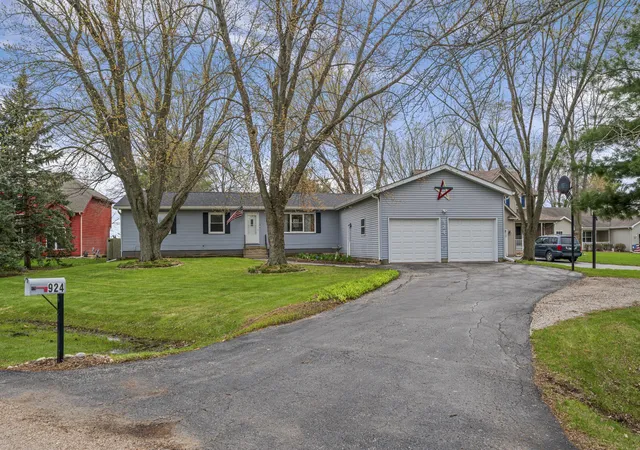 Photo 3 of Sale Pending at 924 Suzy St, Sandwich, IL 60548 | MLS# 12707018 | Listing updated on 2026-08-30