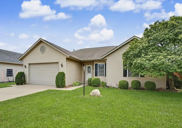 2nd image of 1203 Edgeview Dr, Mahomet, IL 61853 | MLS# 12707079