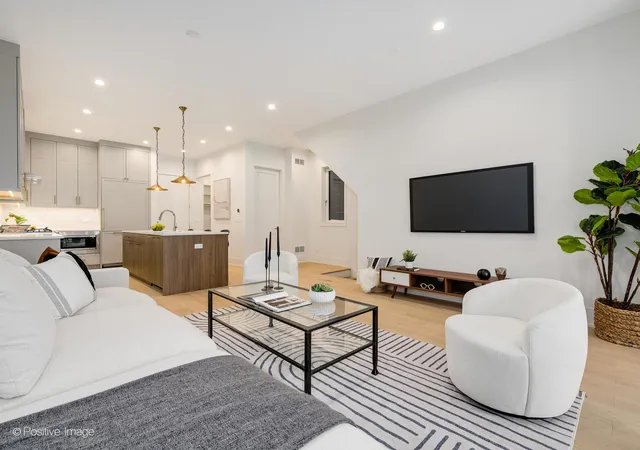 Listing Photo 3 - Condo for sale in building located at 1821 N Kimball Ave, Chicago, IL 60647 - Unit #1F