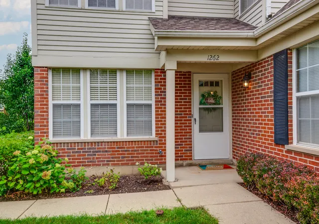 Photo 4 of Townhouse for sale at 1262 N Wellington Ct, Buffalo Grove, IL 60089 | MLS# 12707423 | Listing updated on 2026-08-27