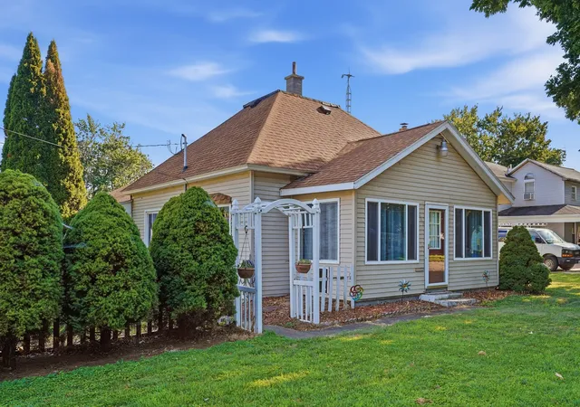 Photo 2 of Sale Pending at 809 W 5th Street, Rock Falls, IL 61071 | MLS# 12707652 | Listing updated on 2026-08-18