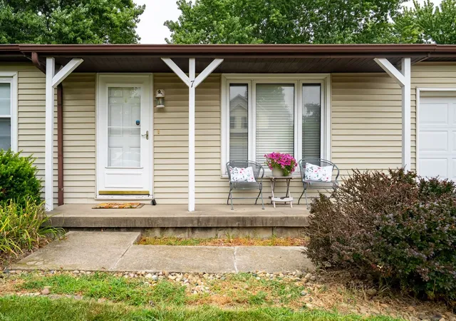 2nd image of 7 Cedar Ct, Bloomington, IL 61701 | MLS# 12707700