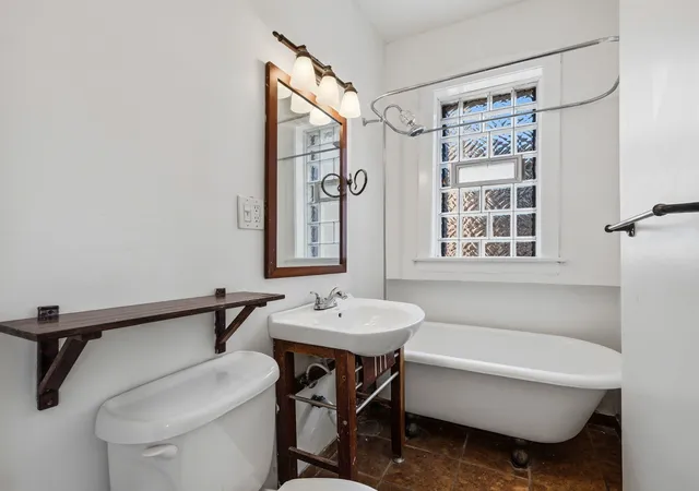 2nd image of 1227 E Hyde Park Blvd, Chicago, IL 60615