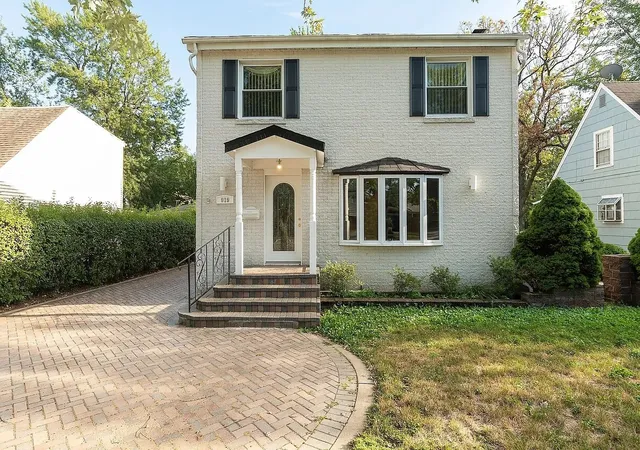1st image of 919 Greenwood Ave, Deerfield, IL 60015 | MLS# 12708088