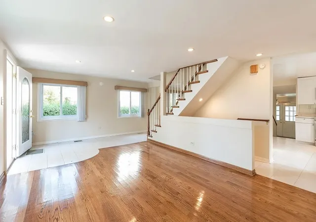 2nd image of 919 Greenwood Ave, Deerfield, IL 60015 | MLS# 12708088