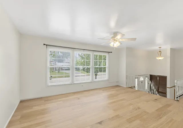 2nd image of 610 W Burning Tree Ln, Arlington Heights, IL 60004 | MLS# 12708148