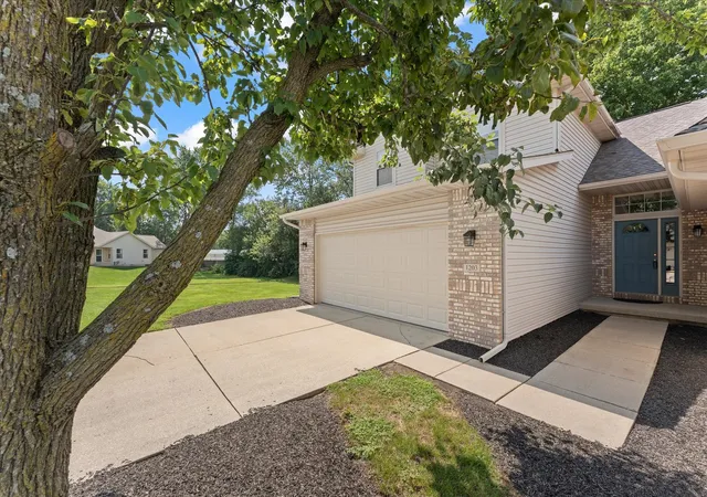 2nd image of 1203 Windwood Ln, Mahomet, IL 61853 | MLS# 12708160