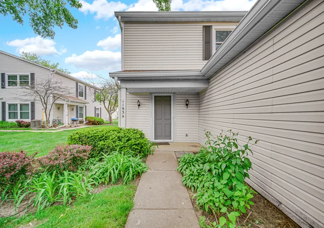 Listing Photo 2 - Condo for sale in building located at 1193 E Barberry Ln, Palatine, IL 60074 - Unit #B