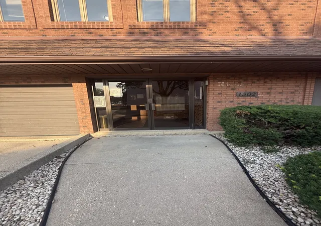 2nd image of 1302 E Washington St #B1, Des Plaines, IL 60016 | MLS# 12708885
