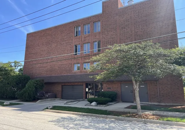 2nd image of 1302 E Washington St, Des Plaines, IL 60016