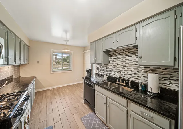 Listing Photo 5 - Condo for sale in building located at 7215 Willow Wy Ln, Willowbrook, IL 60527 - Unit #10A