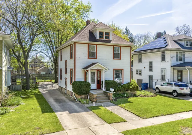 2nd image of 427 Grand Ave, Aurora, IL 60506 | MLS# 12709002