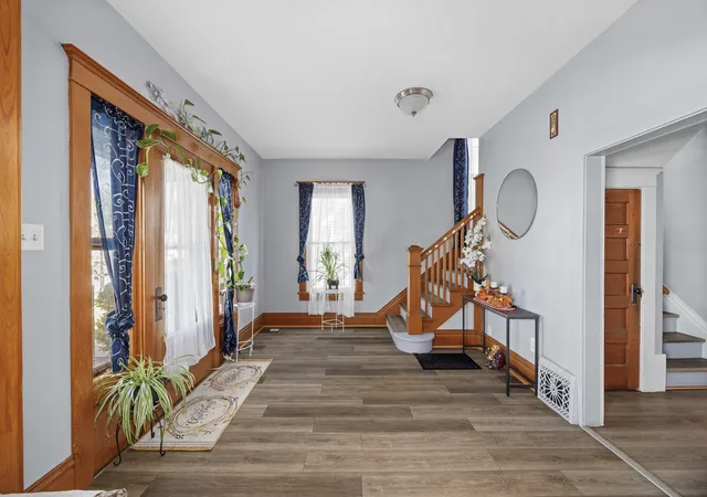 4th image of 427 Grand Ave, Aurora, IL 60506 | MLS# 12709002