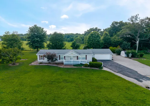 Photo 3 of Single family home for sale at 4581 Hotze Rd, Salem, IL 62881 | MLS# 12709110 | Listing updated on 2026-09-03