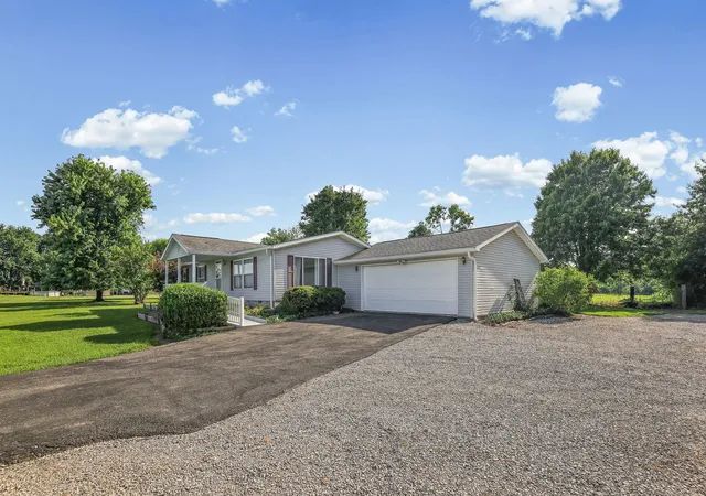 Photo 4 of Single family home for sale at 4581 Hotze Rd, Salem, IL 62881 | MLS# 12709110 | Listing updated on 2026-09-03