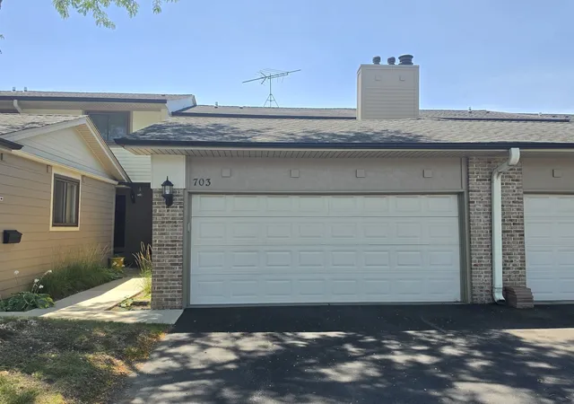 2nd image of 703 Mallard Ln, Deerfield, IL 60015 | MLS# 12709679