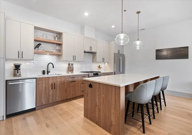 Photo 4 of Sale Pending at 1548 W Ardmore Ave #2F, Chicago, IL 60660 | MLS# 12710024 | Listing updated on 2026-08-21