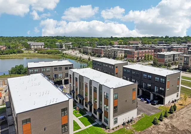 36th image of 2228 Waters Edge Dr, Schaumburg, IL 60173 | MLS# 12710069