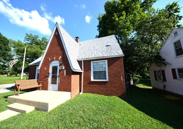 Photo 2 of Single family home for sale at 1501 Viola Ave, Mount Vernon, IL 62864 | MLS# 12710148 | Listing updated on 2026-08-27