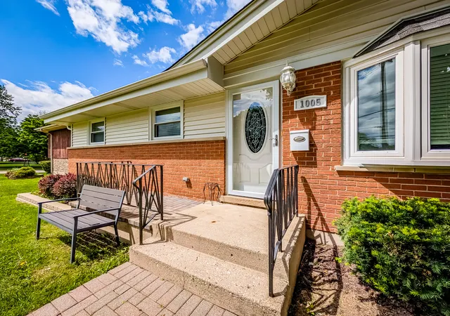 Photo 1 of Single family home for sale at 1005 Irving Park Rd, Itasca, IL 60143 | MLS# 12710383 | Listing updated on 2026-09-03
