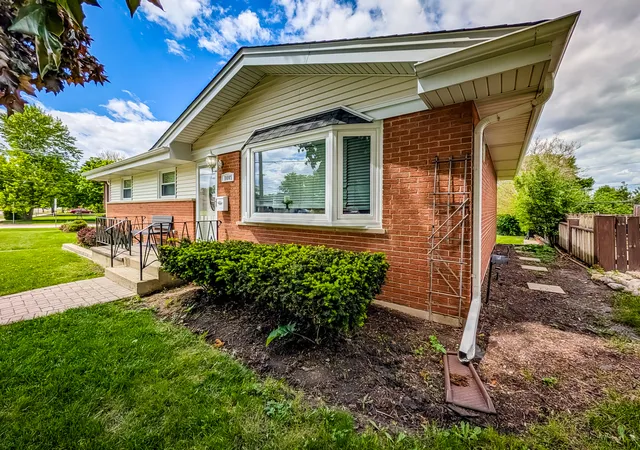 Photo 3 of Single family home for sale at 1005 Irving Park Rd, Itasca, IL 60143 | MLS# 12710383 | Listing updated on 2026-09-03