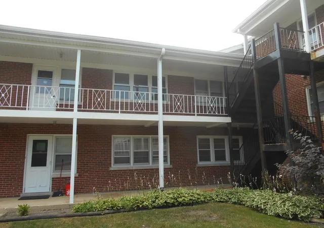 Photo 2 of Sale Pending at 2000 N Parkside Dr #2C, Park Ridge, IL 60068 | MLS# 12710438 | Listing updated on 2026-08-19