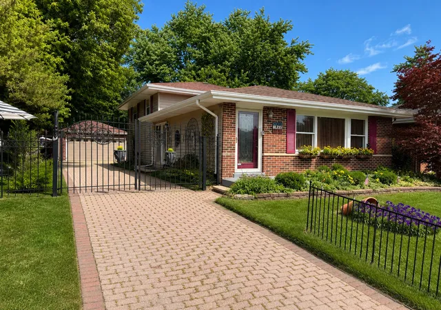 Photo 1 of Single family home for sale at 2176 N Westmoreland Dr, Palatine, IL 60074 | MLS# 12710703 | Listing updated on 2026-08-27