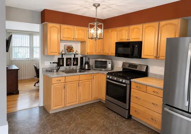 Photo 3 of Single family home for sale at 2176 N Westmoreland Dr, Palatine, IL 60074 | MLS# 12710703 | Listing updated on 2026-08-27