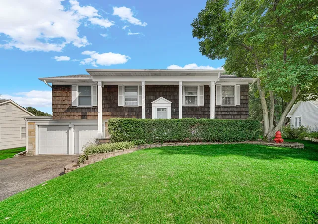 2nd image of 12 Regent Ct, Buffalo Grove, IL 60089 | MLS# 12710759