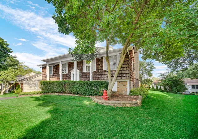Photo 3 of Single family home for sale at 12 Regent Ct, Buffalo Grove, IL 60089 | MLS# 12710759 | Listing updated on 2026-09-08