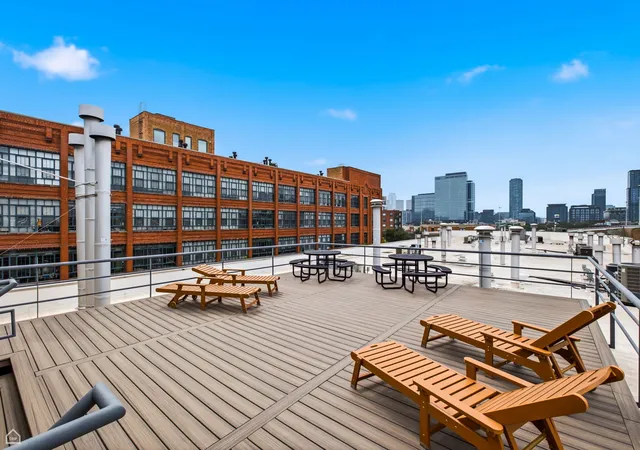 2nd image of 939 W Huron St, Chicago, IL 60642