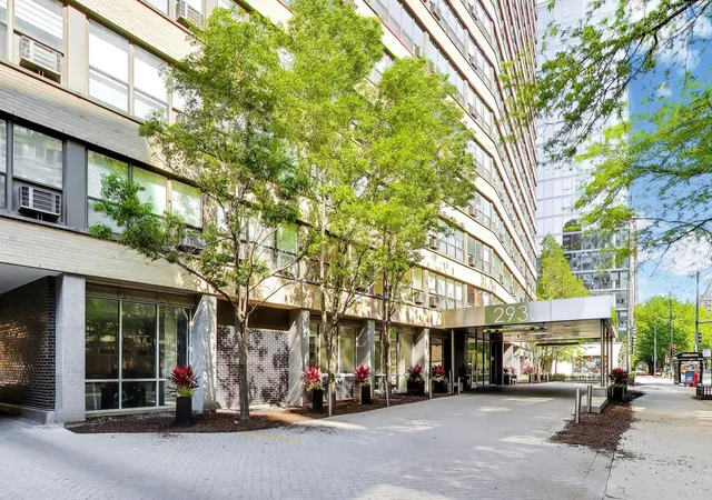 4th image of 2930 N Sheridan Rd, Chicago, IL 60657