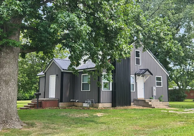 Photo 2 of Single family home for sale at 1111 New St, Pinckneyville, IL 62274 | MLS# 12711764 | Listing updated on 2026-10-07