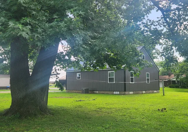Photo 3 of Single family home for sale at 1111 New St, Pinckneyville, IL 62274 | MLS# 12711764 | Listing updated on 2026-10-07