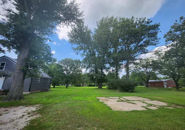 Photo 3 of Single family home for sale at 1111 New St, Pinckneyville, IL 62274 | MLS# 12711764 | Listing updated on 2026-10-13