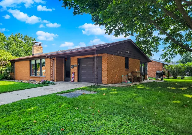 Photo 1 of Single family home for sale at 900 Christie St, Ottawa, IL 61350 | MLS# 12711974 | Listing updated on 2026-10-20