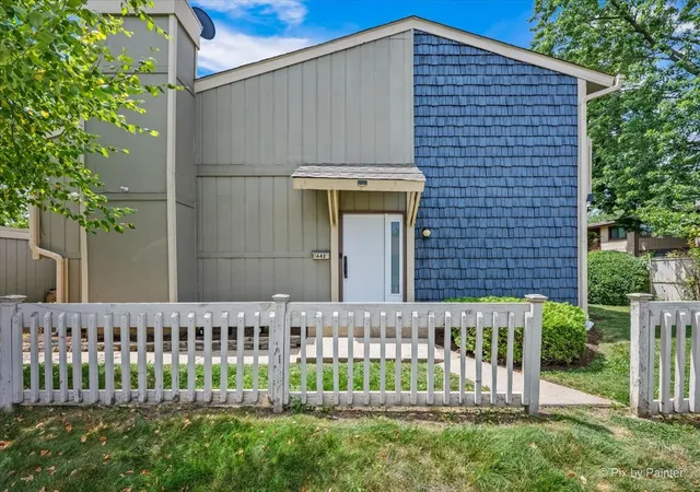 Townhouse for sale at 642 Glacier Trl, Roselle, IL 60172 | MLS# 12712159