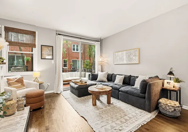 Listing Photo 4 - Condo for sale in building located at 2939 N Honore St, Chicago, IL 60657 - Unit #C