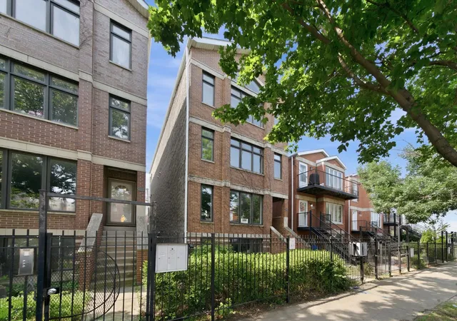 2nd image of 2527 W Harrison St #2, Chicago, IL 60612 | MLS# 12712294
