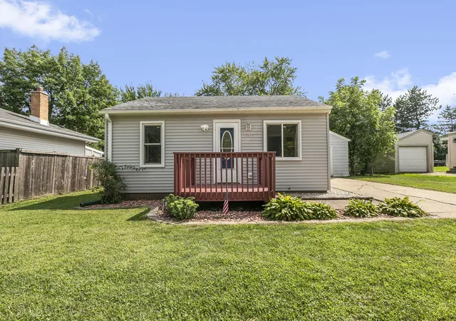 Photo 1 of Single family home for sale at 18927 W Old Plank Rd, Grayslake, IL 60030 | MLS# 12712565 | Listing updated on 2026-09-01