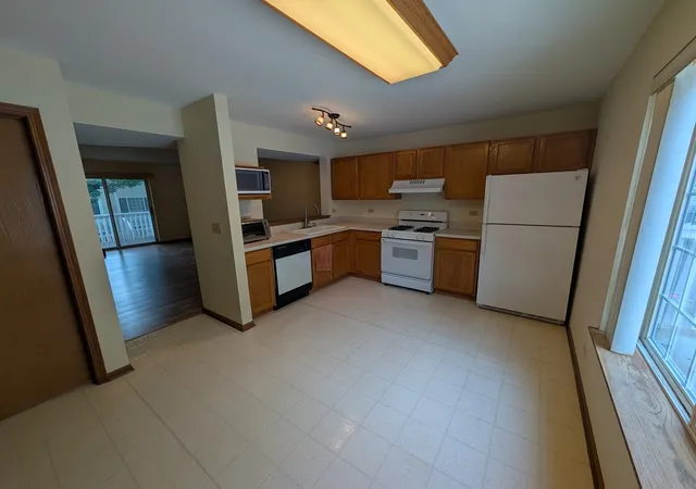 2nd image of 293 W Treehouse Ln, Round Lake, IL 60073 | MLS# 12712681