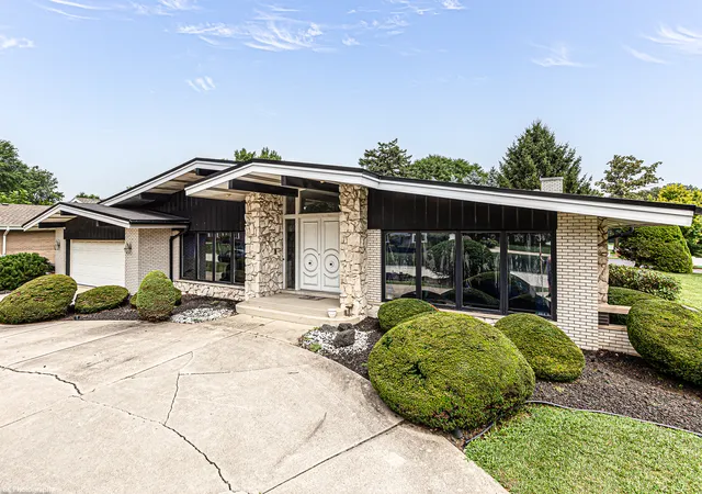 Photo 3 of Single family home for sale at 12138 S Cheyenne Dr, Palos Heights, IL 60463 | MLS# 12712750 | Listing updated on 2026-09-04