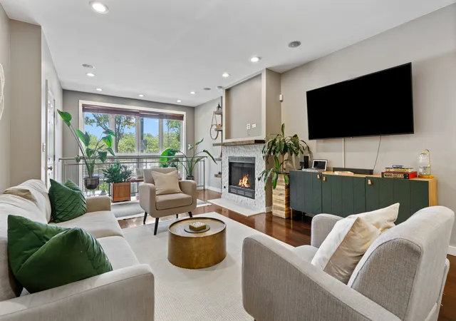 3rd image of 1461 W Grand Ave #1, Chicago, IL 60642 | MLS# 12712776