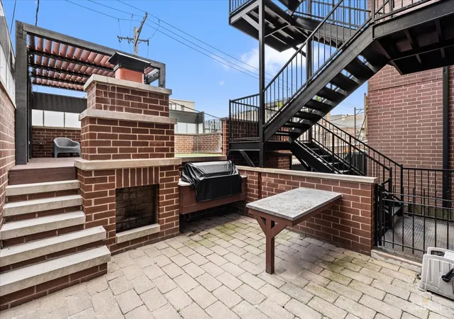 Listing Photo 4 - Condo for sale in building located at 3547 N Reta Ave, Chicago, IL 60657 - Unit #101