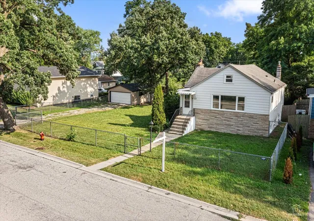 Photo 2 of Single family home for sale at 29 Glenwood Dr, Round Lake Beach, IL 60073 | MLS# 12712936 | Listing updated on 2026-10-02