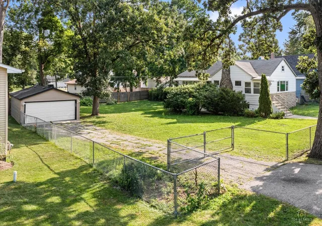 Photo 3 of Single family home for sale at 29 Glenwood Dr, Round Lake Beach, IL 60073 | MLS# 12712936 | Listing updated on 2026-10-08