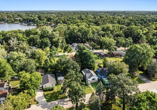 Photo 4 of Single family home for sale at 29 Glenwood Dr, Round Lake Beach, IL 60073 | MLS# 12712936 | Listing updated on 2026-10-08